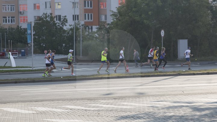 Cel mai important eveniment al anului. Maratonul Internaţional Chişinău atrage mii de participanţi (GALERIE FOTO)