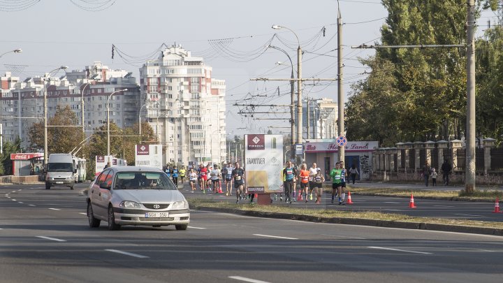 Cel mai important eveniment al anului. Maratonul Internaţional Chişinău atrage mii de participanţi (GALERIE FOTO)