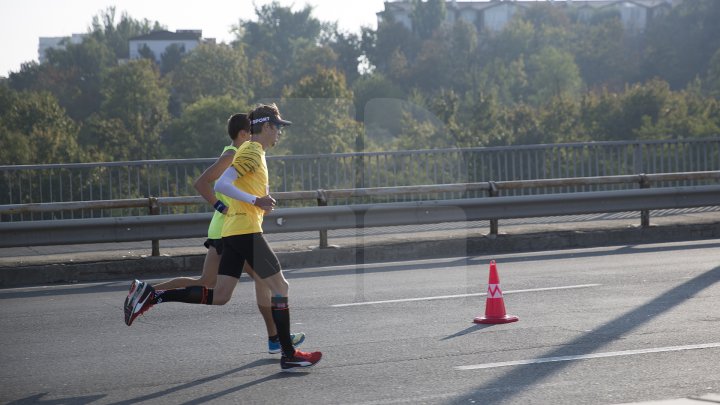 FOTOREPORT: Aproximativ 17 mii de oameni au participat la cea de-a treia ediţie a maratonului din Chişinău