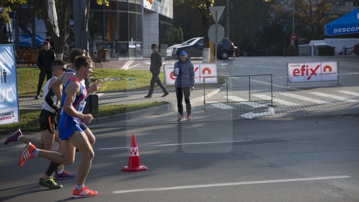 FOTOREPORT: Aproximativ 17 mii de oameni au participat la cea de-a treia ediţie a maratonului din Chişinău