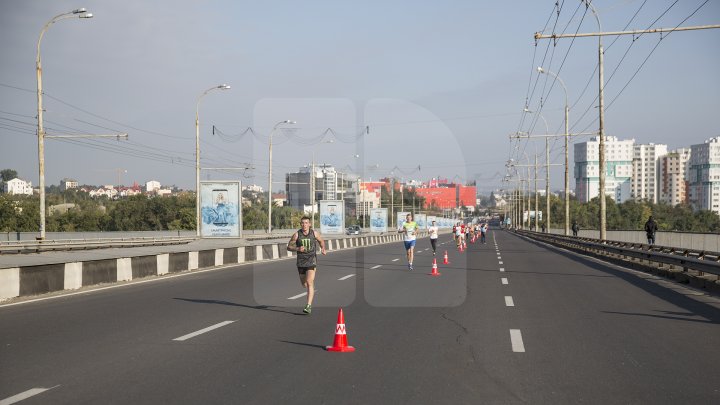 Cel mai important eveniment al anului. Maratonul Internaţional Chişinău atrage mii de participanţi (GALERIE FOTO)