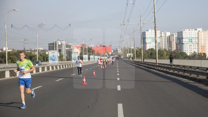 Cel mai important eveniment al anului. Maratonul Internaţional Chişinău atrage mii de participanţi (GALERIE FOTO)