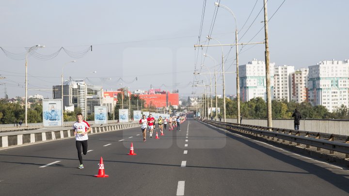 Cel mai important eveniment al anului. Maratonul Internaţional Chişinău atrage mii de participanţi (GALERIE FOTO)