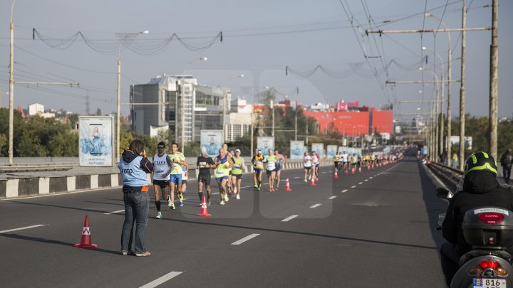 Cel mai important eveniment al anului. Maratonul Internaţional Chişinău atrage mii de participanţi (GALERIE FOTO)