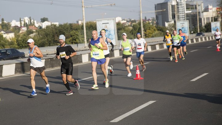 FOTOREPORT: Aproximativ 17 mii de oameni au participat la cea de-a treia ediţie a maratonului din Chişinău