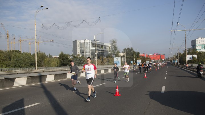 FOTOREPORT: Aproximativ 17 mii de oameni au participat la cea de-a treia ediţie a maratonului din Chişinău