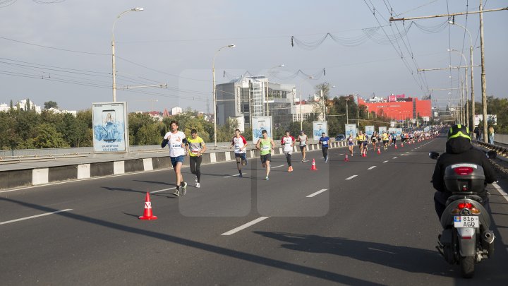 FOTOREPORT: Aproximativ 17 mii de oameni au participat la cea de-a treia ediţie a maratonului din Chişinău