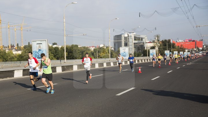 Cel mai important eveniment al anului. Maratonul Internaţional Chişinău atrage mii de participanţi (GALERIE FOTO)