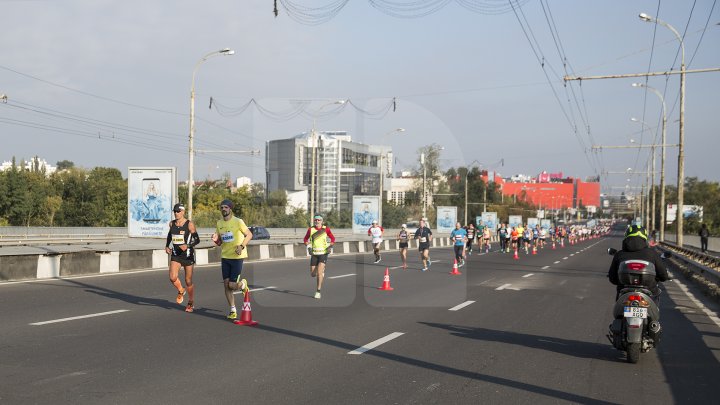 Cel mai important eveniment al anului. Maratonul Internaţional Chişinău atrage mii de participanţi (GALERIE FOTO)