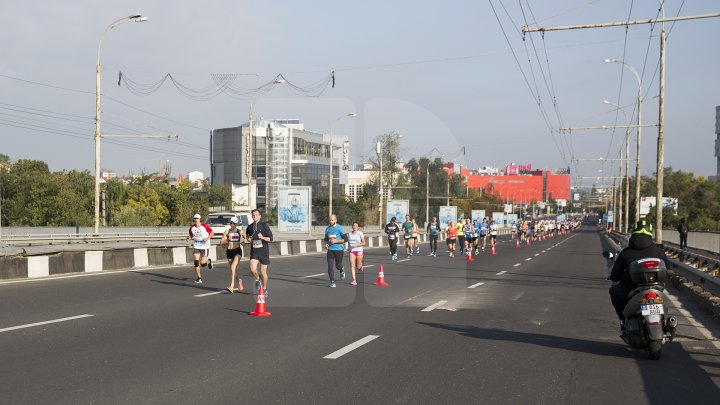 Cel mai important eveniment al anului. Maratonul Internaţional Chişinău atrage mii de participanţi (GALERIE FOTO)