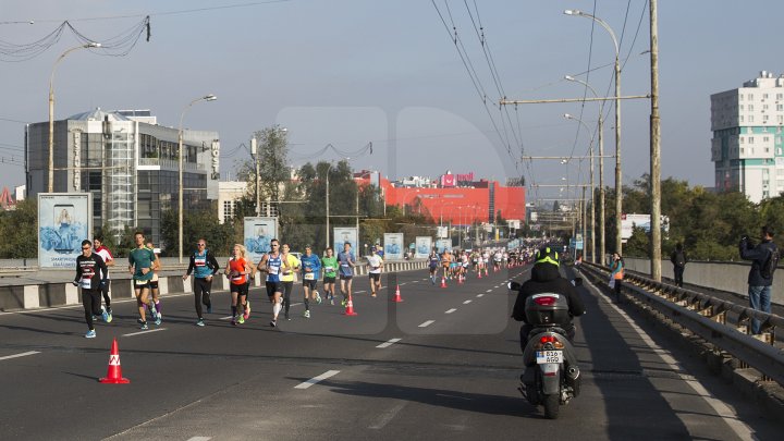 Cel mai important eveniment al anului. Maratonul Internaţional Chişinău atrage mii de participanţi (GALERIE FOTO)