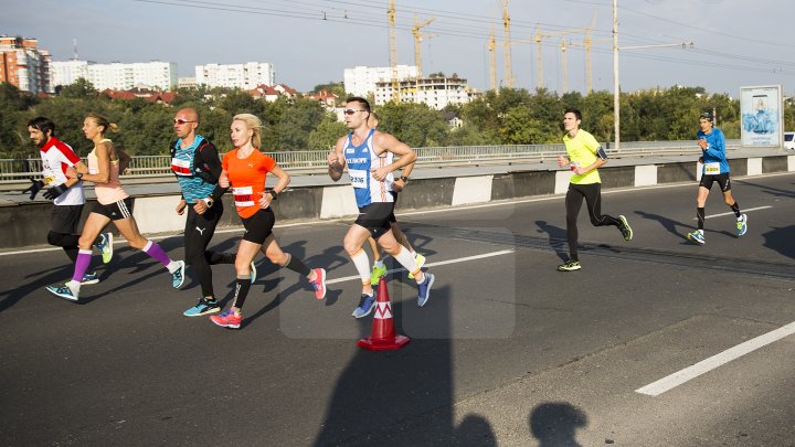 Cel mai important eveniment al anului. Maratonul Internaţional Chişinău atrage mii de participanţi (GALERIE FOTO)