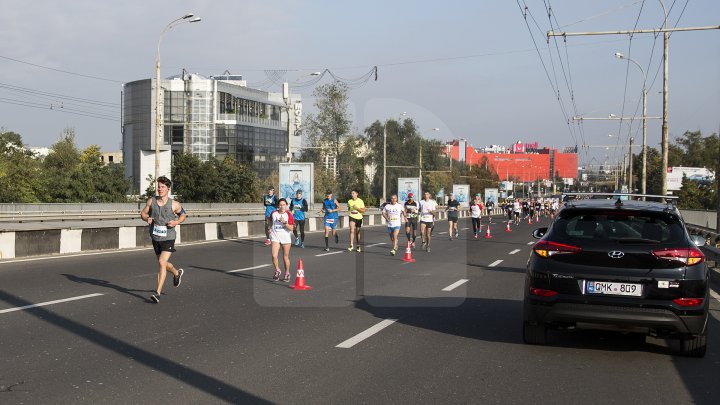 Cel mai important eveniment al anului. Maratonul Internaţional Chişinău atrage mii de participanţi (GALERIE FOTO)