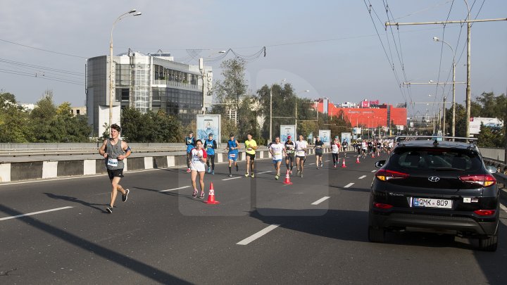 FOTOREPORT: Aproximativ 17 mii de oameni au participat la cea de-a treia ediţie a maratonului din Chişinău