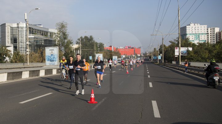 Cel mai important eveniment al anului. Maratonul Internaţional Chişinău atrage mii de participanţi (GALERIE FOTO)