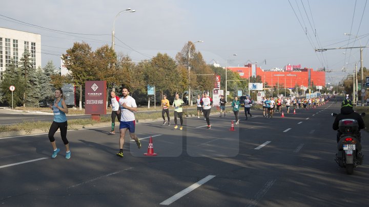 Cel mai important eveniment al anului. Maratonul Internaţional Chişinău atrage mii de participanţi (GALERIE FOTO)