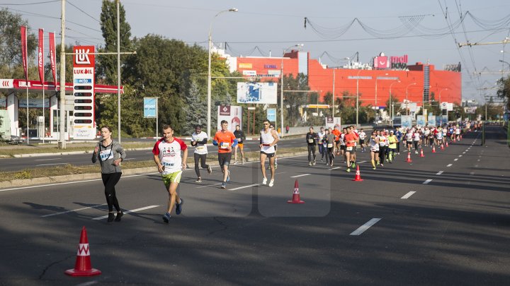 Cel mai important eveniment al anului. Maratonul Internaţional Chişinău atrage mii de participanţi (GALERIE FOTO)