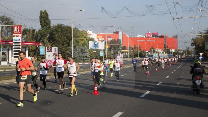 Cel mai important eveniment al anului. Maratonul Internaţional Chişinău atrage mii de participanţi (GALERIE FOTO)