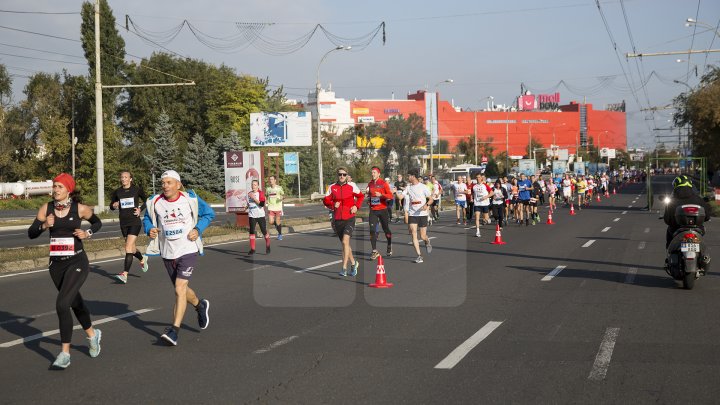 FOTOREPORT: Aproximativ 17 mii de oameni au participat la cea de-a treia ediţie a maratonului din Chişinău
