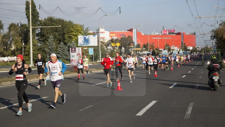 Cel mai important eveniment al anului. Maratonul Internaţional Chişinău atrage mii de participanţi (GALERIE FOTO)