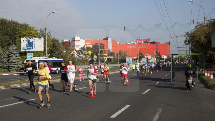 Cel mai important eveniment al anului. Maratonul Internaţional Chişinău atrage mii de participanţi (GALERIE FOTO)