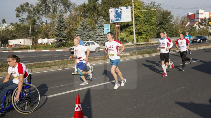 Cel mai important eveniment al anului. Maratonul Internaţional Chişinău atrage mii de participanţi (GALERIE FOTO)