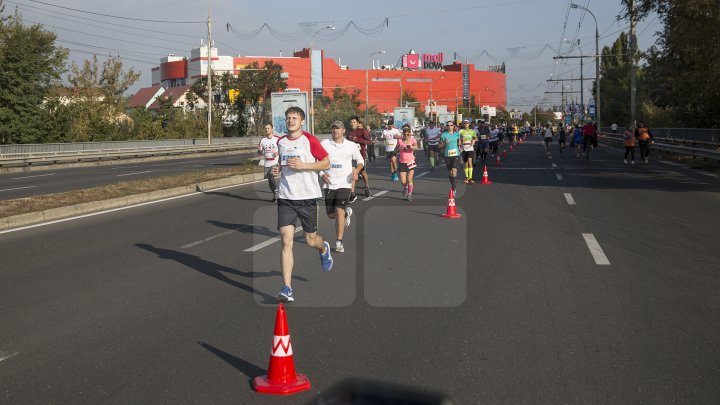 Cel mai important eveniment al anului. Maratonul Internaţional Chişinău atrage mii de participanţi (GALERIE FOTO)