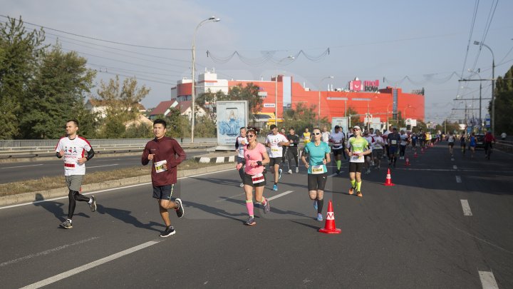 Cel mai important eveniment al anului. Maratonul Internaţional Chişinău atrage mii de participanţi (GALERIE FOTO)