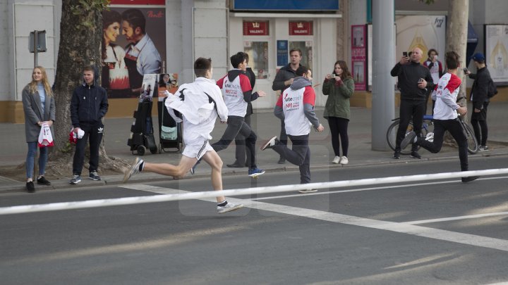 FOTOREPORT: Aproximativ 17 mii de oameni au participat la cea de-a treia ediţie a maratonului din Chişinău