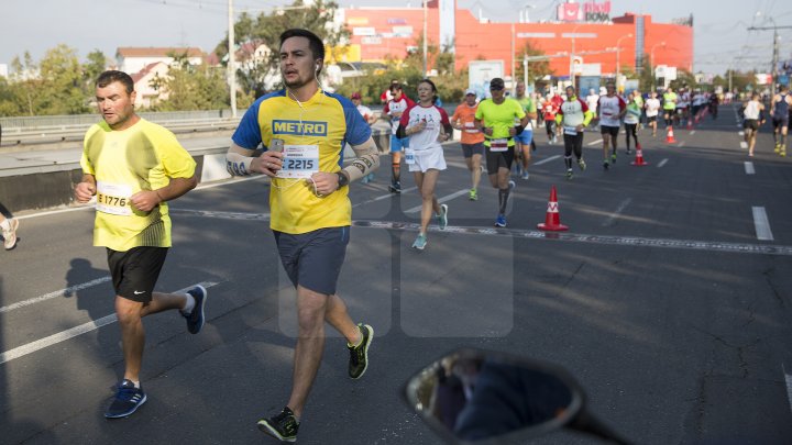 Cel mai important eveniment al anului. Maratonul Internaţional Chişinău atrage mii de participanţi (GALERIE FOTO)