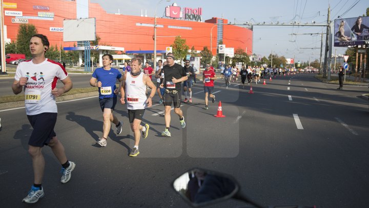 Cel mai important eveniment al anului. Maratonul Internaţional Chişinău atrage mii de participanţi (GALERIE FOTO)