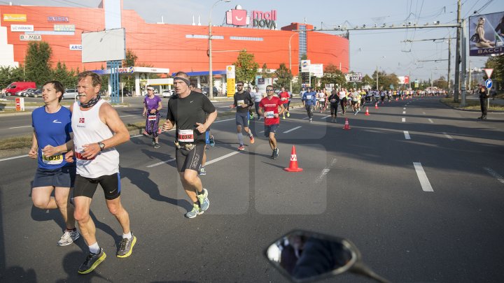 Cel mai important eveniment al anului. Maratonul Internaţional Chişinău atrage mii de participanţi (GALERIE FOTO)