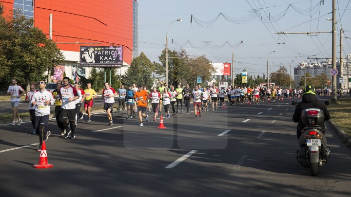 Cel mai important eveniment al anului. Maratonul Internaţional Chişinău atrage mii de participanţi (GALERIE FOTO)