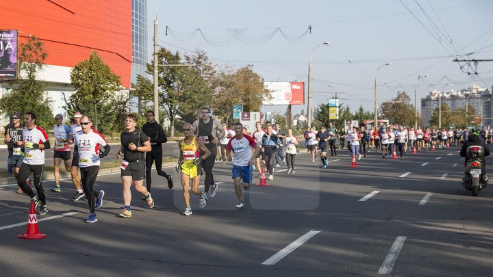 Cel mai important eveniment al anului. Maratonul Internaţional Chişinău atrage mii de participanţi (GALERIE FOTO)