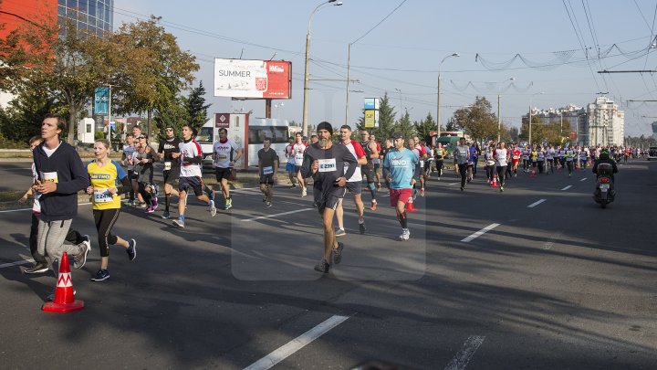 Cel mai important eveniment al anului. Maratonul Internaţional Chişinău atrage mii de participanţi (GALERIE FOTO)