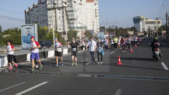 FOTOREPORT: Aproximativ 17 mii de oameni au participat la cea de-a treia ediţie a maratonului din Chişinău