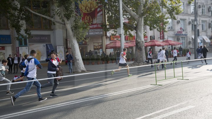 Cel mai important eveniment al anului. Maratonul Internaţional Chişinău atrage mii de participanţi (GALERIE FOTO)