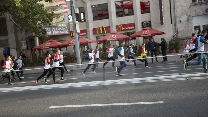 FOTOREPORT: Aproximativ 17 mii de oameni au participat la cea de-a treia ediţie a maratonului din Chişinău