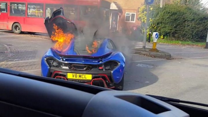 O maşină McLaren P1, în valoare de 1 mil. de lire sterline, a luat foc din mers (VIDEO)