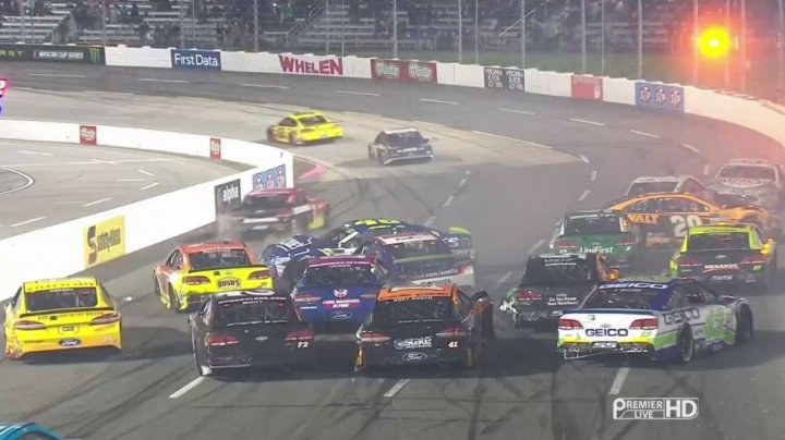 10 maşini au fost implicate într-un accident spectaculos la finalul cursei de NASCAR din Virginia