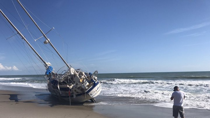 Ciudăţenii după uraganul Irma. O ”navă fantomă” misterioasă a apărut la mal. Descoperire stranie în cabină (VIDEO)