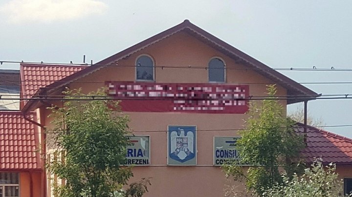 Ce mesaj a afişat pe clădirea primăriei un edil din România (FOTO)