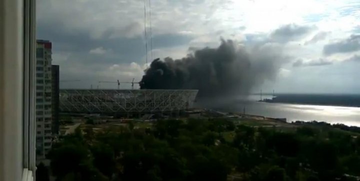 Incendiu în Rusia: Un stadion aflat în construcţie A LUAT FOC (FOTO/VIDEO)