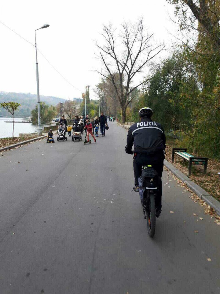 Fapta minunată pe care a făcut-o un poliţist pe o stradă din Chişinău (VIDEO)