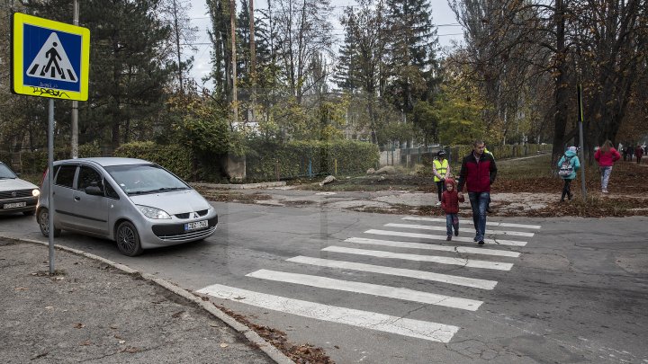 Cei mai tineri pietoni din Capitală au fost învățați cum să traverseze corect strada, dar și cum să dirijeze traficul (FOTO)