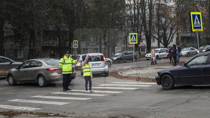 Cei mai tineri pietoni din Capitală au fost învățați cum să traverseze corect strada, dar și cum să dirijeze traficul (FOTO)