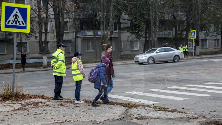 Cei mai tineri pietoni din Capitală au fost învățați cum să traverseze corect strada, dar și cum să dirijeze traficul (FOTO)