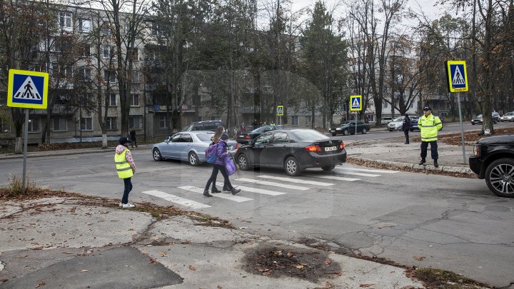 Cei mai tineri pietoni din Capitală au fost învățați cum să traverseze corect strada, dar și cum să dirijeze traficul (FOTO)