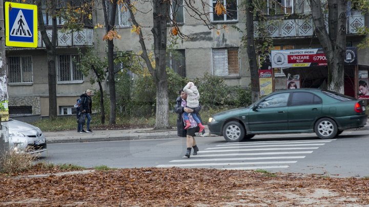 Cei mai tineri pietoni din Capitală au fost învățați cum să traverseze corect strada, dar și cum să dirijeze traficul (FOTO)