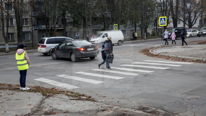 Cei mai tineri pietoni din Capitală au fost învățați cum să traverseze corect strada, dar și cum să dirijeze traficul (FOTO)